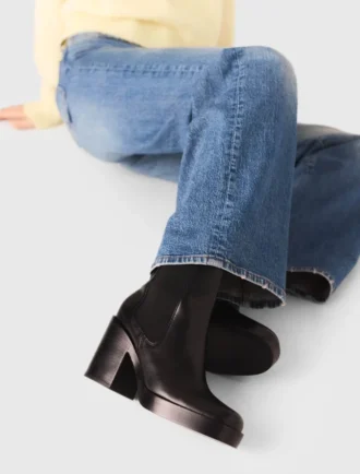 Heeled leather chelsea boot