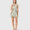 Short patterned backless dress Short patterned backless dress